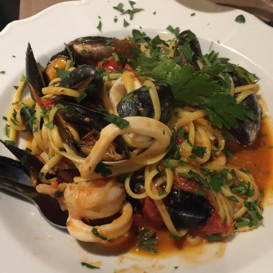 LINGUINE CON FRUTTI DI MARE CON POMODORINI LINGUINE CON FRUTTI DI MARE CON POMODORINI