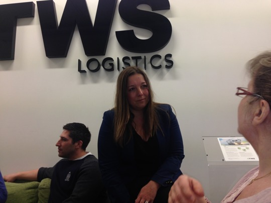 Kim Witt, HR-ansvarig på TWS i Malmö, i samtal med personalen. Kim Witt, HR-ansvarig på TWS i Malmö, i samtal med personalen.