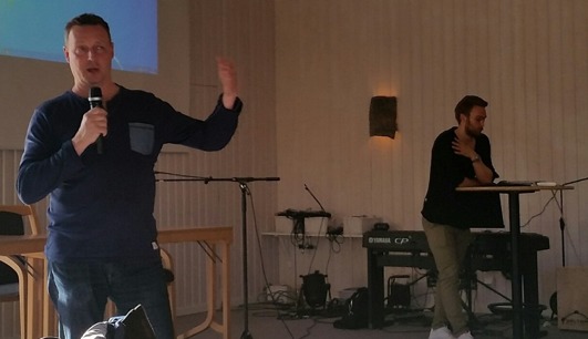 Stefan Karlsson från Eltel informerar Byarnas samverkansgrupp om bredbandsutbyggnaden i kommunen Stefan Karlsson från Eltel informerar Byarnas samverkansgrupp om bredbandsutbyggnaden i kommunen
