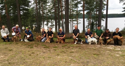 Hela startfältet samlat framför Mangenbaden i Värmland