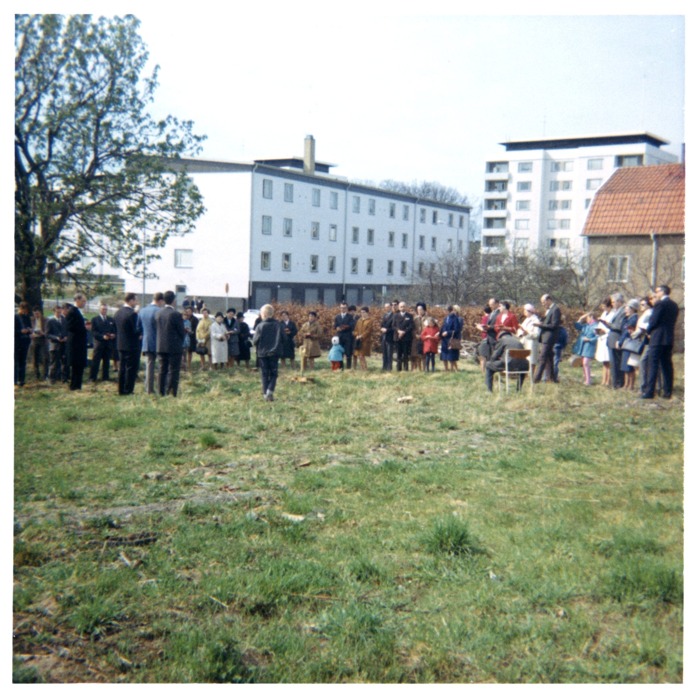 Färgfoto på ett fyrtiotal människor på gräsmatta som ser ut att hålla andakt. I bakgrunden byggnader. Bild-ID:JFA-1995-128-005 Evangeliska Fosterlandsstiftelsens arkiv (JFA). Färgfoto på ett fyrtiotal människor på gräsmatta som ser ut att hålla andakt. I bakgrunden byggnader. Bild-ID:JFA-1995-128-005 Evangeliska Fosterlandsstiftelsens arkiv (JFA).