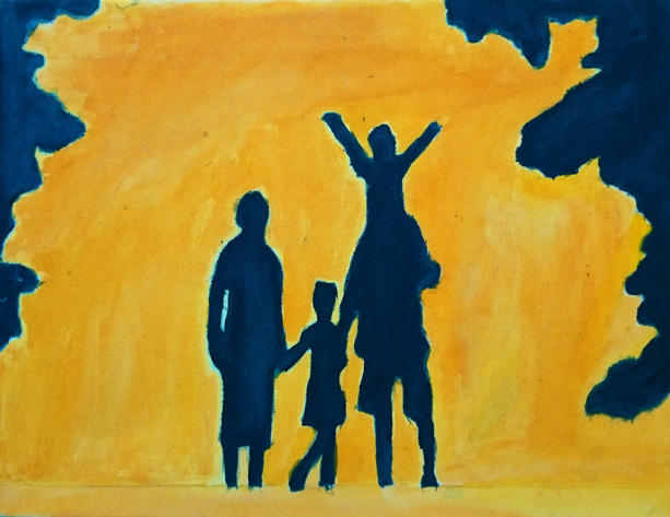 Foto på målning av familj i silhuette mot gul bakgrund. I kanterna av målningen finns en grottliknande silhuette. Foto på målning av familj i silhuette mot gul bakgrund. I kanterna av målningen finns en grottliknande silhuette.
