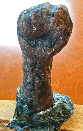 Foto på skulptur av knuten hand. Foto på skulptur av knuten hand.