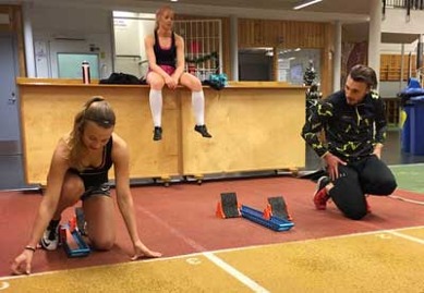 Alva och Charlotte får tips av Tom och coach Uffe står för fotandet Alva och Charlotte får tips av Tom och coach Uffe står för fotandet