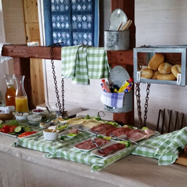 Frukostbuffé med lokala delikatesser. Vi bakar vårt bröd, lägger in egen sill, gör  egen marmelad och müsli. Njut av frukost i trädgården eller stallet.