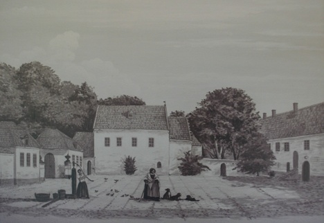 Bosjöklosters borggård bibehöll ännu vid mitten av 1800-talet, då denna bild tecknades av F. Richardt, mycket av sitt ålderdomliga utseende. Den romerska kyrkan skulle några år senare genom C. G. Brun