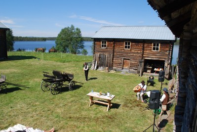 Pigloftet, hästarna och Flötningsjön i bakgrunden Pigloftet, hästarna och Flötningsjön i bakgrunden