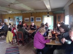 Glödstekt sill i storstugan Glödstekt sill i storstugan