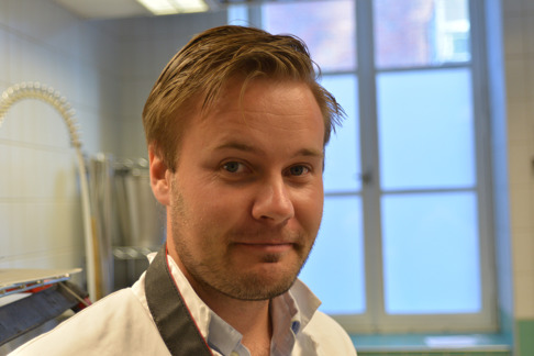 Jag (David Bernvi) på bild under inspektion av tonfisk. Bild: Sven O. Kullander. Jag (David Bernvi) på bild under inspektion av tonfisk. Bild: Sven O. Kullander.