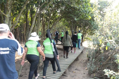 Personal från KZNSB på väg genom mangroveskogen. Bild: David C. Bernvi. Personal från KZNSB på väg genom mangroveskogen. Bild: David C. Bernvi.