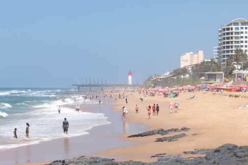 En vårdag i Durban och badstranden vid Umhlanga fylls med tusentals badgäster. Bild: David C. Bernvi. En vårdag i Durban och badstranden vid Umhlanga fylls med tusentals badgäster. Bild: David C. Bernvi.