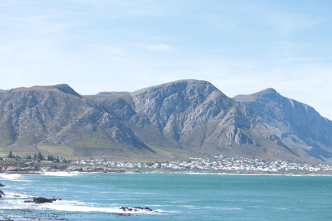 I Hermanus kan man se Gansbaai på andra sidan Walker Bay. Bild: David C. Bernvi. I Hermanus kan man se Gansbaai på andra sidan Walker Bay. Bild: David C. Bernvi.