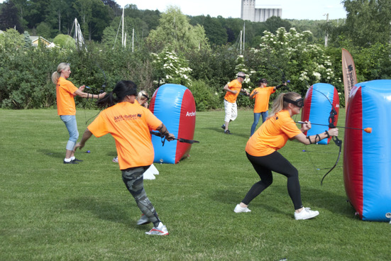 Ett företag spelar ArcheryTag på sin kickoff Ett företag spelar ArcheryTag på sin kickoff
