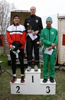 Bild ifrån en helt annan tävling, Östhammar Stadslopp 2010. Dessa tre herrar fanns på plats även nu i Örebro men då placerade i omvänd ordning: Johan 11a, jag 6a och superveteranen Anders Dahl 4:a. Bild ifrån en helt annan tävling, Östhammar Stadslopp 2010. Dessa tre herrar fanns på plats även nu i Örebro men då placerade i omvänd ordning: Johan 11a, jag 6a och superveteranen Anders Dahl 4:a.