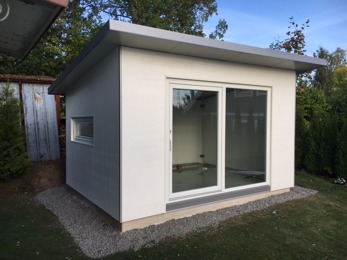 Liggande fönster. Med centrerad sjutdörrsparti. Liggande fönster. Med centrerad sjutdörrsparti.