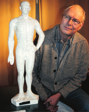 Nyfikenhet har alltid drivit psykologen Sture Nyman att pröva nya synsätt. I sitt yrke tillämpar han kunskap om medicin, psykologi och akupunktur. Nyfikenhet har alltid drivit psykologen Sture Nyman att pröva nya synsätt. I sitt yrke tillämpar han kunskap om medicin, psykologi och akupunktur.
