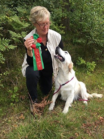 Eva Sjölinde-Hansson och Holley som nybliven Viltspår Champion Eva Sjölinde-Hansson och Holley som nybliven Viltspår Champion