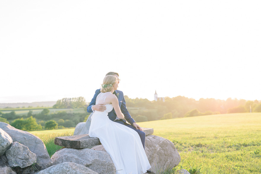 Bröllopsfotografering i kvällssol på Österlen Bröllopsfotografering i kvällssol på Österlen
