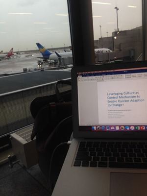 Bjuder på en bild där jag sitter och skriver PM (hemtenta) på Frankfurts flygplats, på väg till en intervju i Dublin. Bjuder på en bild där jag sitter och skriver PM (hemtenta) på Frankfurts flygplats, på väg till en intervju i Dublin.