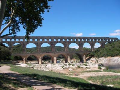 En bra översättning fungerar som en bro (Pont du Gard, Frankrike). En bra översättning fungerar som en bro (Pont du Gard, Frankrike).