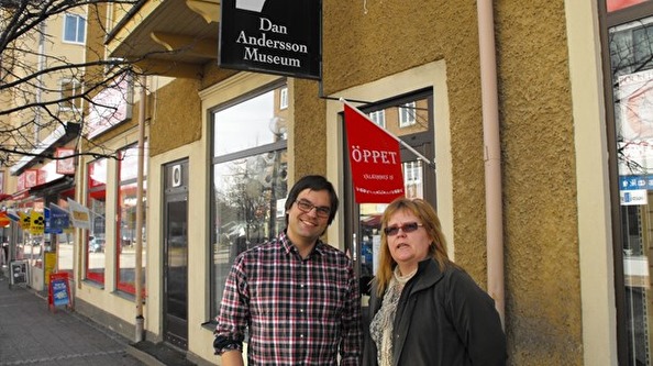 Jojje Pettersson (Björnhyttans byalag mm) och Ylva Sellin Isaksson (ordförande för Dan Andersson Sällskapet) framför Dan Andersson Museum i Ludvika. Foto: sr.se Jojje Pettersson (Björnhyttans byalag mm) och Ylva Sellin Isaksson (ordförande för Dan Andersson Sällskapet) framför Dan Andersson Museum i Ludvika. Foto: sr.se