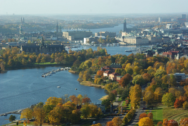 Utsikt över vackra Stockholm (från Kaknästornet). Villa Källhagen ligger längst ner i bild mot vattnet Utsikt över vackra Stockholm (från Kaknästornet). Villa Källhagen ligger längst ner i bild mot vattnet