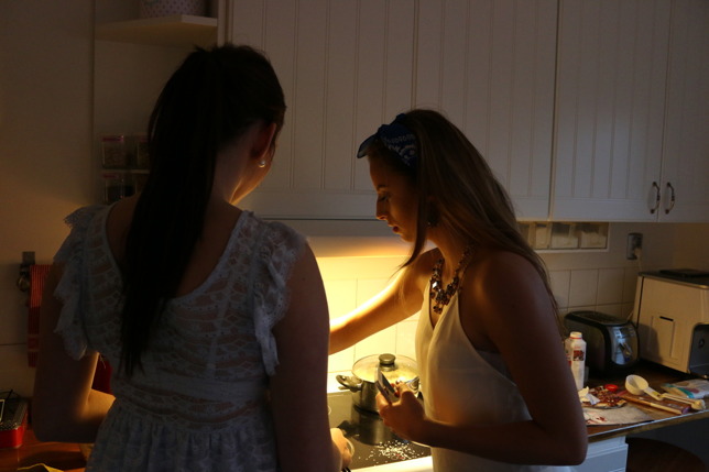 Emelie och Alexandra bakar Bounty-bollar Emelie och Alexandra bakar Bounty-bollar