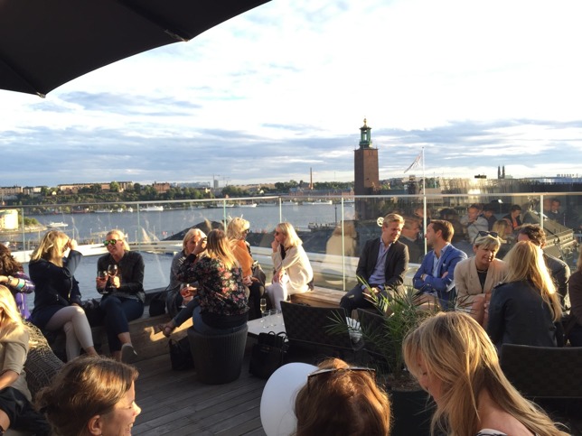 Vi gick till det nya Scandic Continental på Vasagatan där de har en mysig Skybar med utsikt över Kungsholmen och Södermalm Vi gick till det nya Scandic Continental på Vasagatan där de har en mysig Skybar med utsikt över Kungsholmen och Södermalm