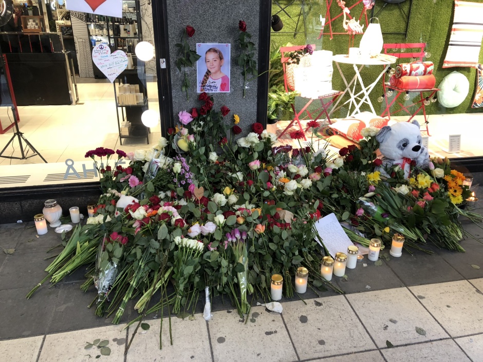 En egentligen ganska oviktig sak, men jag kan inte låta bli att reta mig lite på att Åhléns inte kunde gjort NÅGOT för att hedra offren utanför deras varuhus. Hade det inte varit så fint om det skyltfönstret fått något respektfullt och vackert just denna dag? Kanske några tända ljus rent av. Men nej - kitschig balkonginredning. En egentligen ganska oviktig sak, men jag kan inte låta bli att reta mig lite på att Åhléns inte kunde gjort NÅGOT för att hedra offren utanför deras varuhus. Hade det inte varit så fint om det skyltfönstret fått något respektfullt och vackert just denna dag? Kanske några tända ljus rent av. Men nej - kitschig balkonginredning.