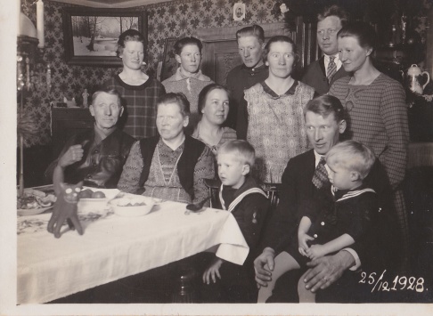 Hela familjen samlad. Anders och karolina längst ner till vänster och Hugo står bakre raden andre från vänster Hela familjen samlad. Anders och karolina längst ner till vänster och Hugo står bakre raden andre från vänster