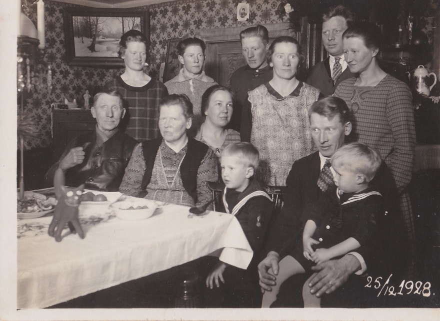 Hela familjen samlad. Anders och karolina längst ner till vänster och Hugo står bakre raden andre från vänster Hela familjen samlad. Anders och karolina längst ner till vänster och Hugo står bakre raden andre från vänster