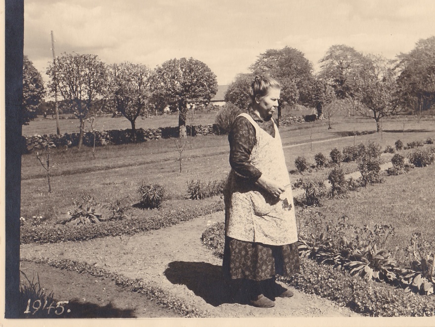 Karolina i trädgården på Karlsberg Gård Karolina i trädgården på Karlsberg Gård