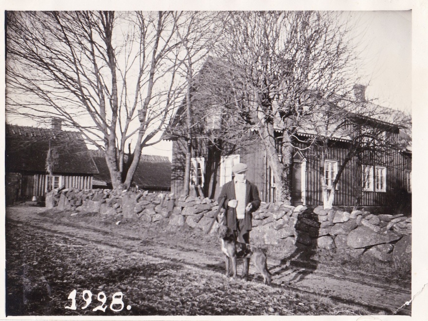 Anders med jakthund och bössa under armen Anders med jakthund och bössa under armen