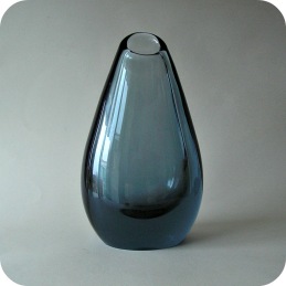 Vicke Lindstrand Kosta greyblue vase ................ 950 SEK
