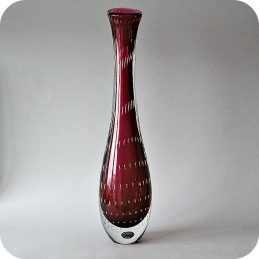 Vicke Lindstrand Kosta Art glass vase ................ 1 300 SEK