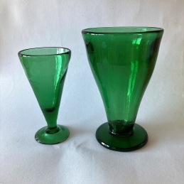 Edvin Ollers Kosta green glass vase ......... 1 600 SEK/two vases