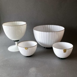Arthur Percy Gullaskruf A set of four bowls ....... 2 700 SEK
