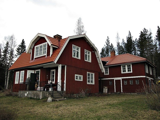 Dessa två ihopbyggda hus i Ryggen utanför Falun fick nya tak. Dessa två ihopbyggda hus i Ryggen utanför Falun fick nya tak.