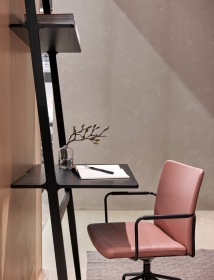 Libre desk från Swedese. Finns i vitt och svart Libre desk från Swedese. Finns i vitt och svart