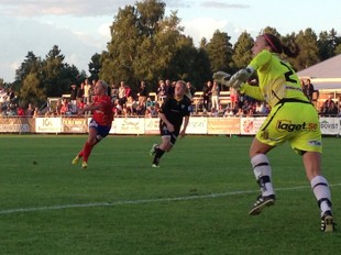 Landslagsmålvakten Kristin Hammarström hoppade in som anfallare i andra halvlek och vara nära att näta. Landslagsmålvakten Kristin Hammarström hoppade in som anfallare i andra halvlek och vara nära att näta.