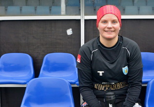 Sara Lindén pustar ut efter matchen mot Jitex. Trots magsjuka i veckan var anfallaren, som gjorde matchens första mål, en av de bästa spelarna på planen på lördagseftermiddagen. Foto: MICHAEL LUND Sara Lindén pustar ut efter matchen mot Jitex. Trots magsjuka i veckan var anfallaren, som gjorde matchens första mål, en av de bästa spelarna på planen på lördagseftermiddagen. Foto: MICHAEL LUND
