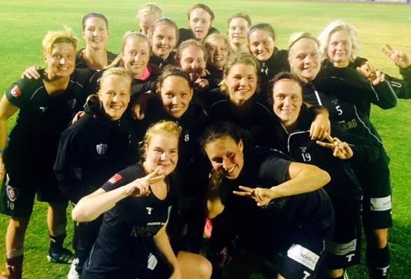Efter 14-1 i träningsmatchen på Kanarieöarna var KGFC-tjejerna så klart väldigt glada. Allt gnuggande och nötande av anfallsspel under lägerveckan tycks ha gett resultat. Foto: LASSE SVENSSON Efter 14-1 i träningsmatchen på Kanarieöarna var KGFC-tjejerna så klart väldigt glada. Allt gnuggande och nötande av anfallsspel under lägerveckan tycks ha gett resultat. Foto: LASSE SVENSSON