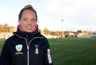 Elin Rubensson spelade stabilt under första halvleken mot Kungsbacka DFF, för att sedan vila i den andra. På långfredagen ansluter nyförvärvet från Rosengård till det svenska landslaget. Elin Rubensson spelade stabilt under första halvleken mot Kungsbacka DFF, för att sedan vila i den andra. På långfredagen ansluter nyförvärvet från Rosengård till det svenska landslaget.
