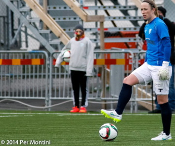 Loes Geirts längtar till hemmapremiären mot Piteå. Efter segern mot AIK i damallsvenskans första omgång hoppas hon att segrarna staplas på hög våren ut. Sedan vänttar VM i Kanada... Loes Geirts längtar till hemmapremiären mot Piteå. Efter segern mot AIK i damallsvenskans första omgång hoppas hon att segrarna staplas på hög våren ut. Sedan vänttar VM i Kanada...