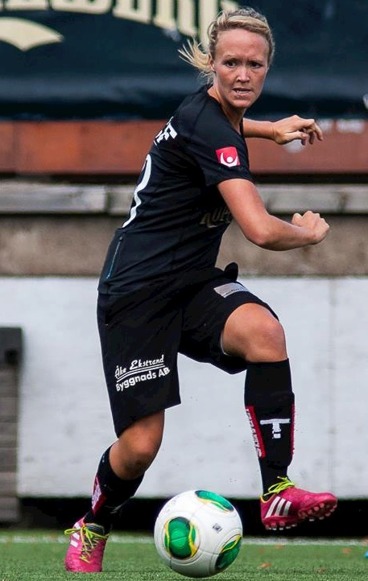 Sofia Skog gjorde ett, två, tre och till slut fyra mål i klang- och jubelföreställningen mot Holmalund i cupen. Foto: PER MONTINI Sofia Skog gjorde ett, två, tre och till slut fyra mål i klang- och jubelföreställningen mot Holmalund i cupen. Foto: PER MONTINI
