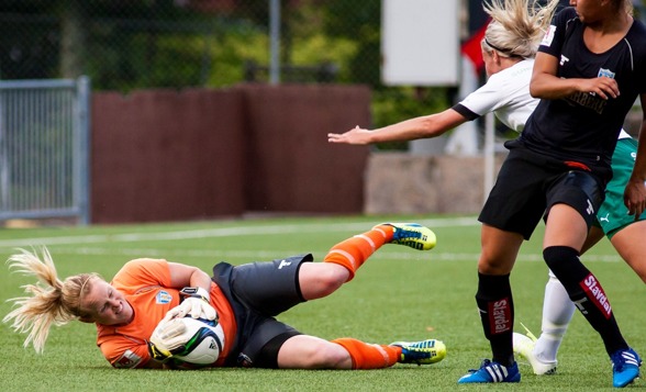 Tillbaka i målburen, comeback i allsvenskan, på torsdagen spelade Kristin Hammarström sin första match sedan i januari 2014. "Krisse" höll nollan och visade att de gamla takterna sitter i. Foto: PER M Tillbaka i målburen, comeback i allsvenskan, på torsdagen spelade Kristin Hammarström sin första match sedan i januari 2014. "Krisse" höll nollan och visade att de gamla takterna sitter i. Foto: PER M