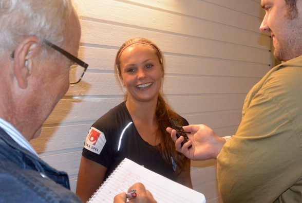 Efter sina två mål mot Vittsjö var Lieke Martens hett villebråd för presskåren. Här gör de tunga medieprofilerna från GT och GP, Stefan Nilsson och Axel Ohlsson segerintervjuer. Foto: TORE LUND Efter sina två mål mot Vittsjö var Lieke Martens hett villebråd för presskåren. Här gör de tunga medieprofilerna från GT och GP, Stefan Nilsson och Axel Ohlsson segerintervjuer. Foto: TORE LUND