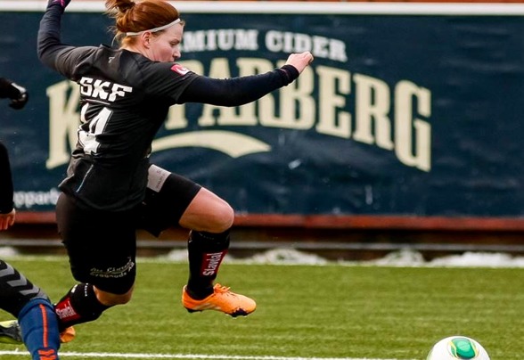 Sara Lindén gjorde KGFC:s mål i bortamatchen mot Umeå. En kall lobb sedan hoin gjort bort en av UIK:s försvarare. Foto: PER MONTINI Sara Lindén gjorde KGFC:s mål i bortamatchen mot Umeå. En kall lobb sedan hoin gjort bort en av UIK:s försvarare. Foto: PER MONTINI