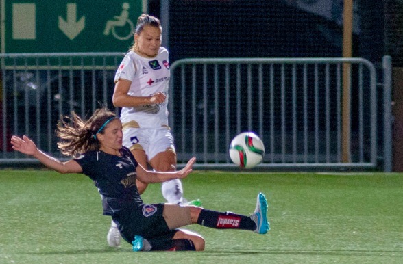 Danielle van de Donk har vuxit förvarje match sedan hon anslöt till KGFC efter VM-uppehållet i somras. I går var hon åter en gång en av planens bästa spelare. Foto: Per Montini Danielle van de Donk har vuxit förvarje match sedan hon anslöt till KGFC efter VM-uppehållet i somras. I går var hon åter en gång en av planens bästa spelare. Foto: Per Montini