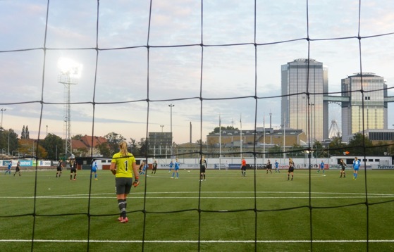 KGFC:s F19-tjejer avslutade säsongen med en fin insats mot IFK Kalmar. Ofta var spelet förlagt långt i från Göteborgs straffområde- Men till slut blev det ändå en knapp förlust. Foto. TORE LUND KGFC:s F19-tjejer avslutade säsongen med en fin insats mot IFK Kalmar. Ofta var spelet förlagt långt i från Göteborgs straffområde- Men till slut blev det ändå en knapp förlust. Foto. TORE LUND